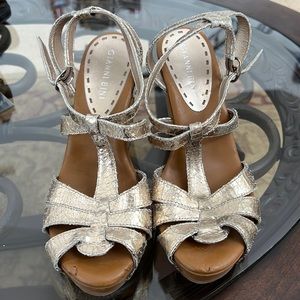 Gianni Bini light gold leather upper platform heel 7 1/2